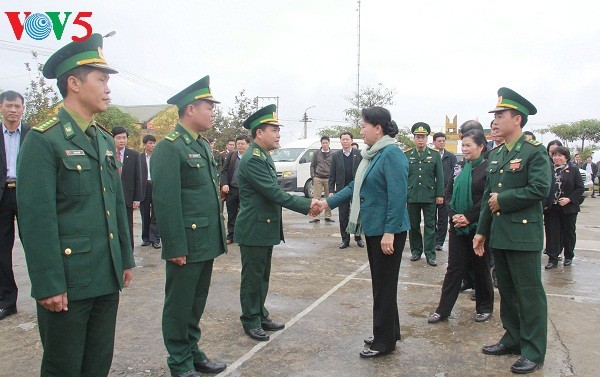 NA Chairwoman calls on border guards to help locals in economic development  - ảnh 1